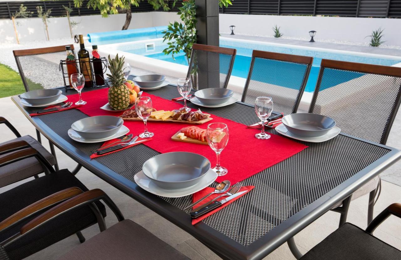 Villa Fides With Private Pool, Garden And Sea View Kaštel Novi Exteriér fotografie